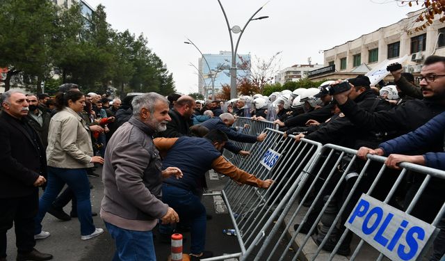 Batman'da Belediye Önünde Gerginlik: 9 Gözaltı