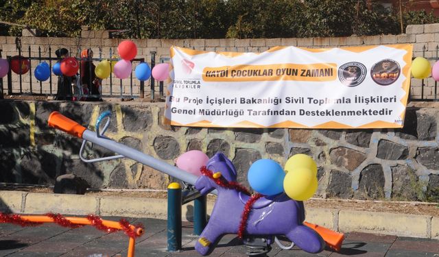 Cizre Kaymakamlığı 25 okula çocuk oyun parkı yaptı