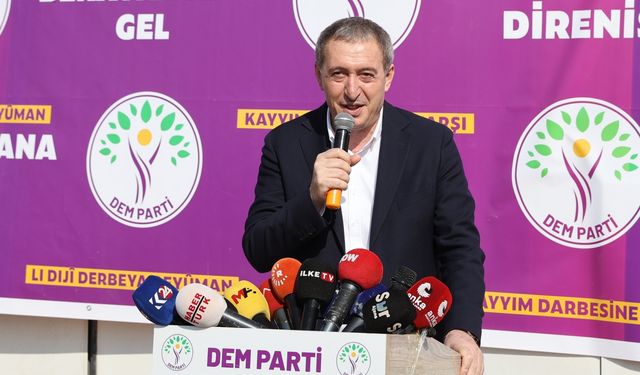 DEM Parti Eş Genel başkanları Hatimoğulları ve Bakırhan, Mardin'de oturma eylemine katıldı