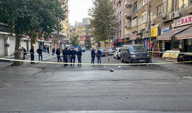 Diyarbakır'da bir kişinin satırlı saldırısında 4 esnaf yaralandı