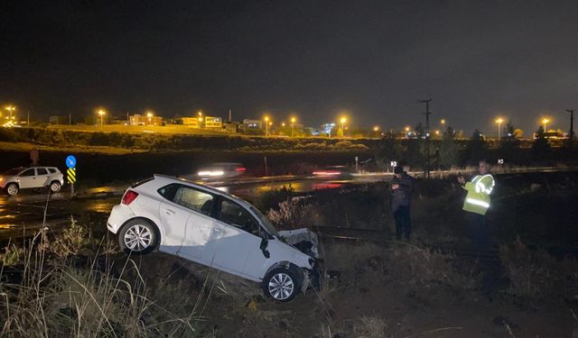 Diyarbakır'da Trenin Çarptığı Otomobilde Hasar Oluştu