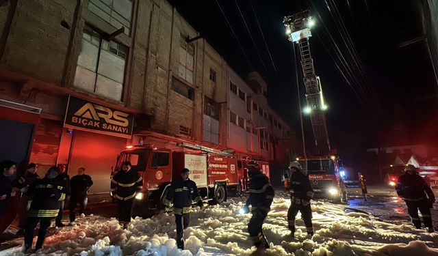 Gaziantep'te ayakkabı ve terlik imalathanesinde çıkan yangın söndürüldü