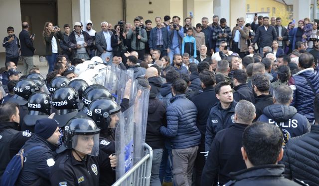 Görevlendirme yapılan Halfeti Belediyesi önündeki taşlı saldırıda 2 polis yaralandı