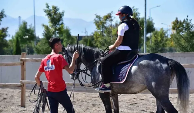 Kayseri Büyükşehir'den binicilik eğitimi