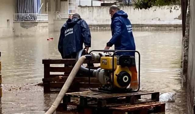 Manisa'da fırtına ve yağış ekipleri seferber etti