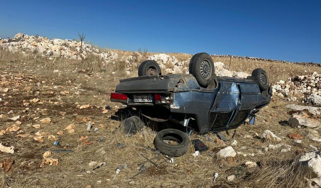 Mardin'de devrilen otomobildeki 2 kişi yaralandı