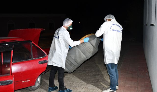 Narin'in cansız bedenini taşıyan Nevzat Bahtiyar'ın aracında delil toplama görüntüsü dava dosyasında