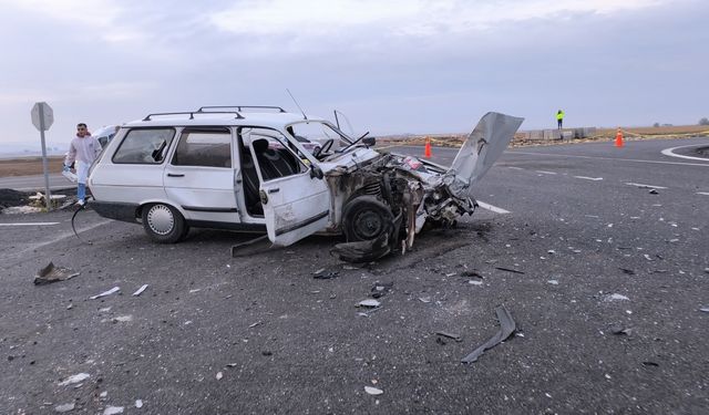 Şanlıurfa'da 2 otomobilin çarpıştığı kazada 1 kişi öldü, 3 kişi yaralandı