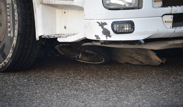 Şanlıurfa'da tırın çarptığı elektrikli bisikletin sürücüsü öğretmen öldü