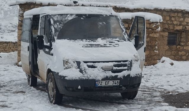 Siirt'te karda mahsur kalan öğrenci servisi ve mazot yüklü kamyon kurtarıldı