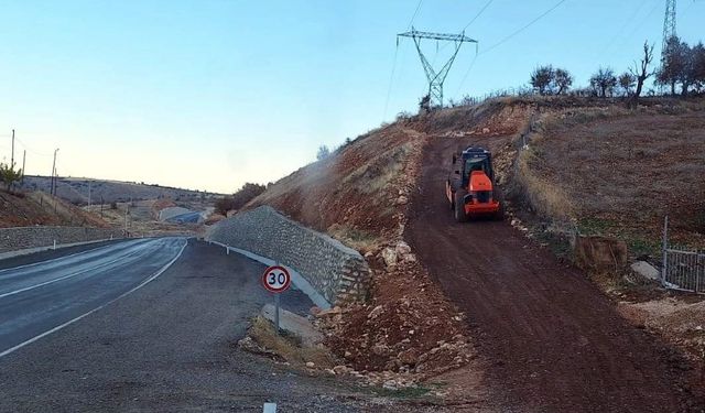 Siirt'te yol yapım ve onarım çalışmaları sürüyor