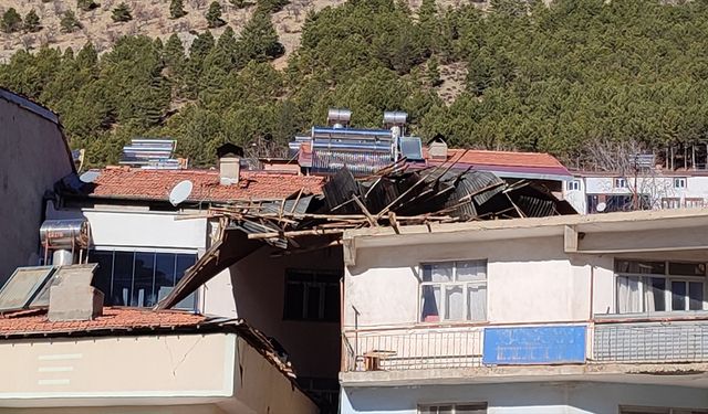 Adıyaman'da Fırtına Nedeniyle Bazı Evlerin Çatıları Uçtu