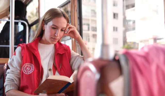 Antalya'da nostalji tramvayında kitap okudular