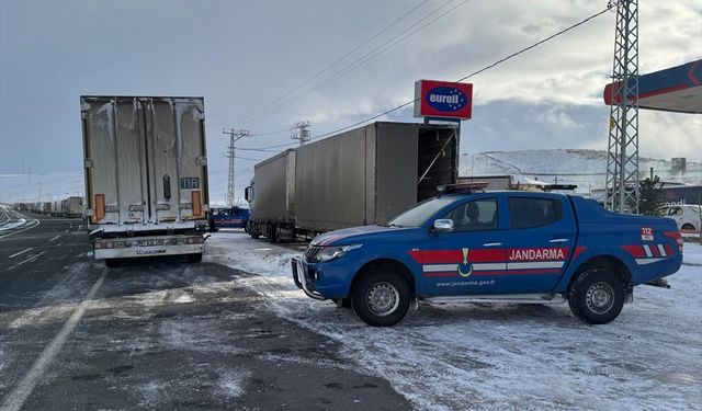 Ardahan'da Kar ve Buzlanma Nedeniyle Tırlar Yolda Kaldı