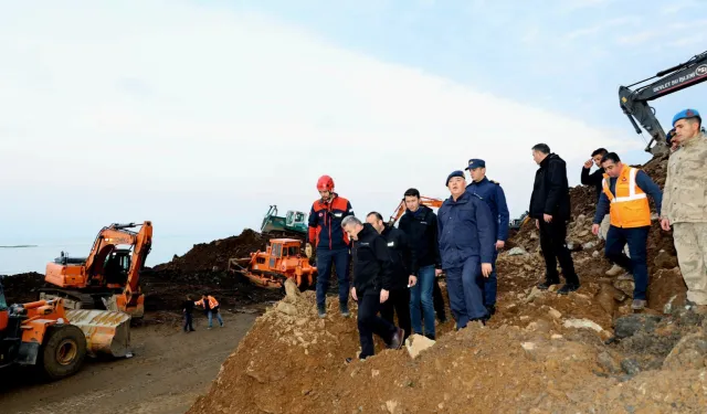 Artvin'de heyelandan kapanan yolda ulaşım tek şeritten!