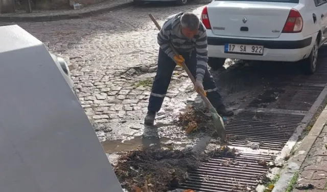 Ayvalık'ta yağmur sonrası dip bucak temizlik