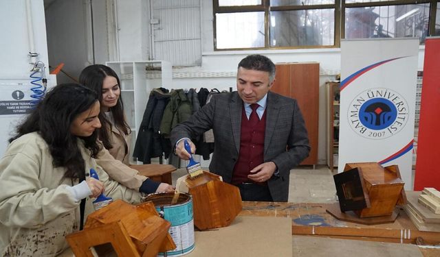 Batman Üniversitesi'nde Atık Ahşaplar Kuş Yuvasına Dönüştü