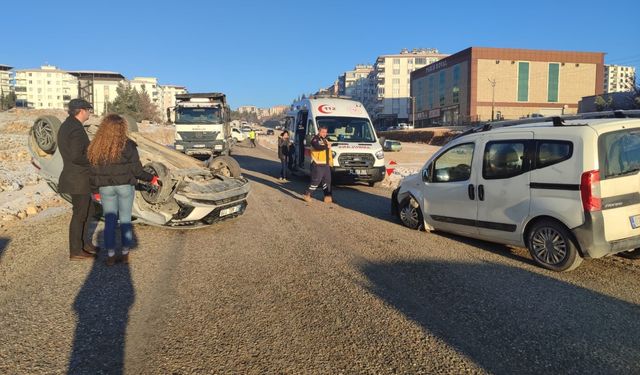 Besni'de otomobil ile hafif ticari aracın çarpışması sonucu 2 kişi yaralandı