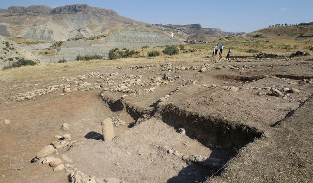 Boncuklu Tarla'da 12 bin yıllık 2 metre boyunda işlenmiş taş blok bulundu