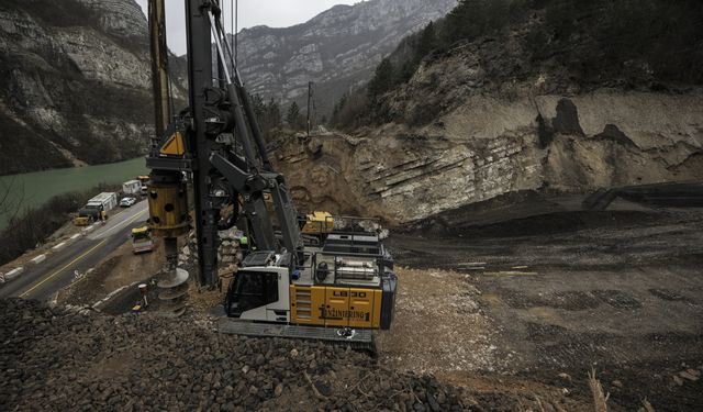 Bosna Hersek'te selden zarar gören demir yolu hattının onarımını Cengiz İnşaat yapıyor