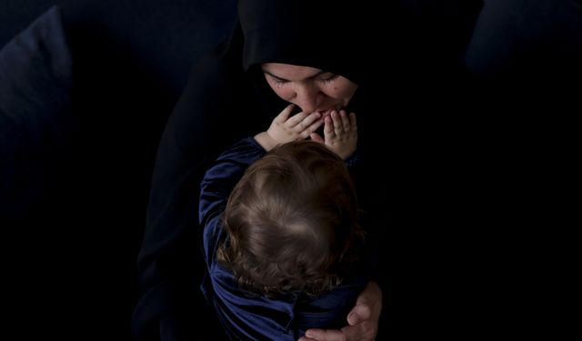 Depremde eşini ve 4 çocuğunu kaybeden anne koruyucu aile oldu