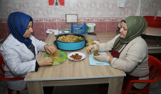 Diyarbakır'da aşçılık eğitimi alan kadınlar kurumlara sipariş usulü yemek hazırlıyor