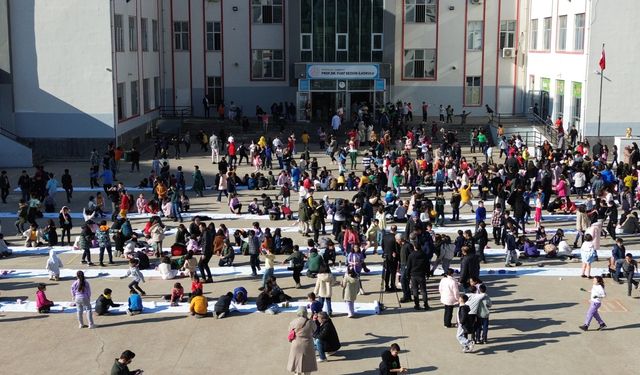 Diyarbakır'da öğrenciler Engelliler Günü'nde 600 metreyi bulan kağıtlara resim yaptı