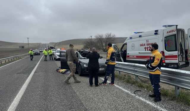 Diyarbakır'da seyir halindeki tırdan fırlayan lastiğin çarptığı otomobildeki yolcu öldü