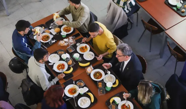 Dokuz Eylül'den örnek uygulama... Yemeği kendisi yapacak