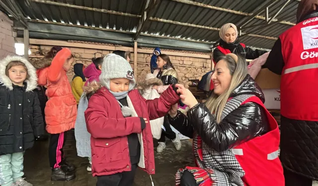 Kızılay Bursa Osmangazi Kadın Teşkilatı'ndan köy okullarına anlamlı destek