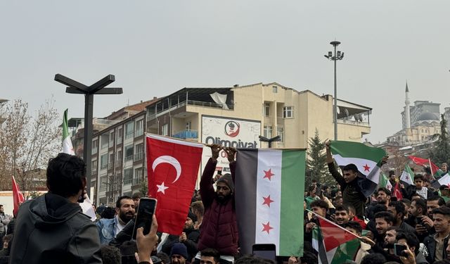 Malatya ve Kilis'teki Suriyeliler, Baas rejiminin devrilmesini kutluyor