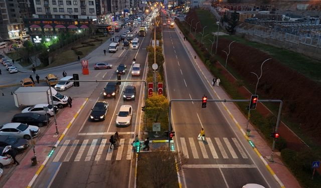 Mardin'de led ışıklı trafik lambalar takıldı