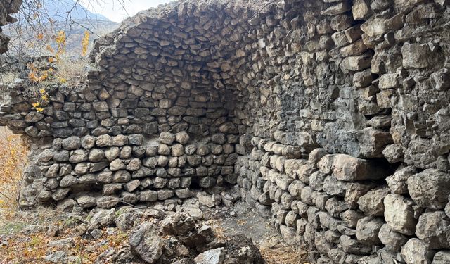 Nemrut Dağı eteklerinde yaklaşık 750 yıllık han ve köprü bulundu