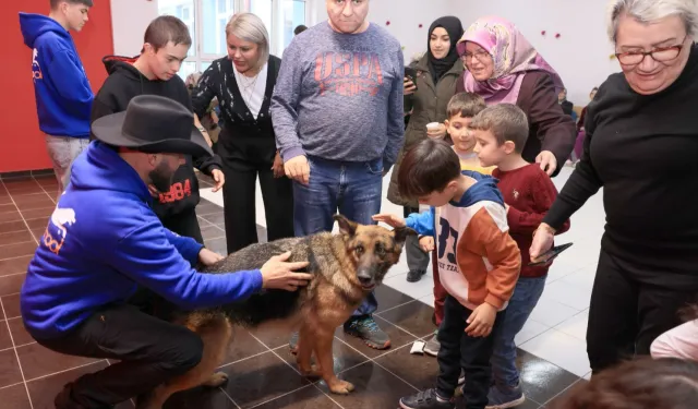 Trakya Üniversitesi'nde eğitimli köpeklerle sıcak buluşma