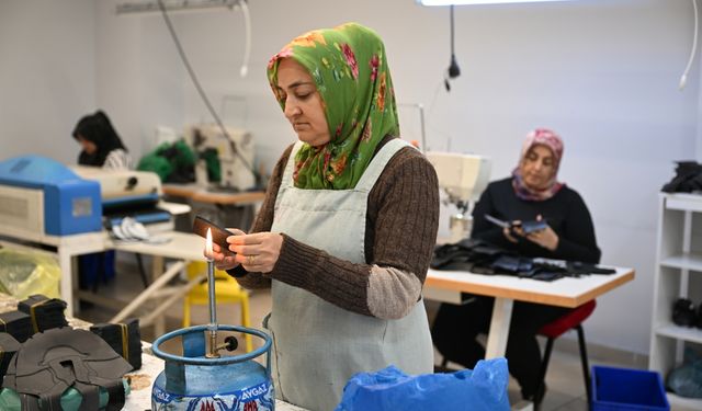 Türkiye'nin bilinen ayakkabı markaları Gaziantepli kadınların elinde şekilleniyor