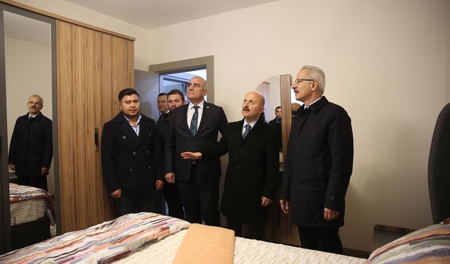 Ulaştırma ve Altyapı Bakanı Uraloğlu, Adıyaman'da kalıcı konut inşaat alanını inceledi