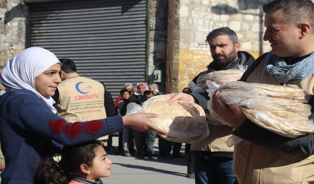 Cansuyu, Halep'te Ekmek Paylaşıyor