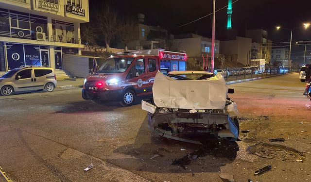 Adıyaman'da iki otomobilin çarpıştığı kazada 1 kişi yaralandı