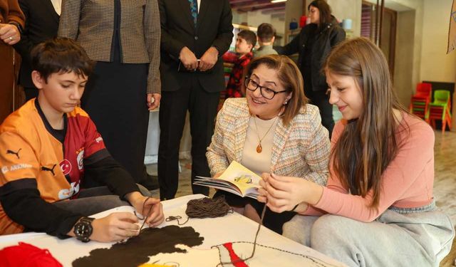 Büyükşehir Belediye Başkanı Şahin, atölyedeki öğrenclierle bir araya geldi