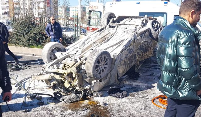 Diyarbakır'da korkuluğa çarpan otomobildeki 4 kişi yaralandı