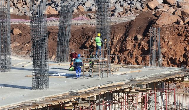 Diyarbakır'da yapımı süren Kayapınar Şehir Hastanesi hızla yükseliyor