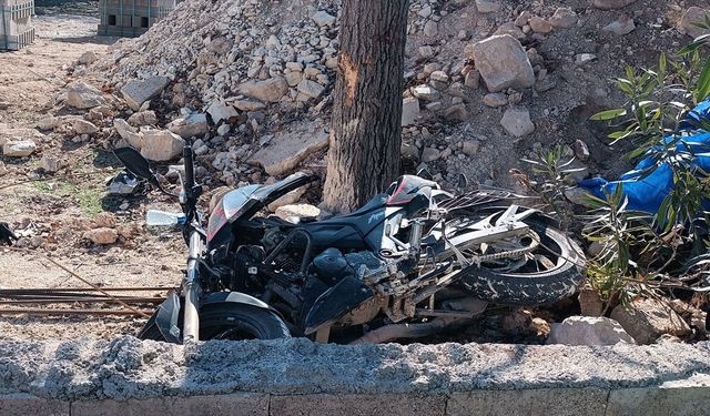 Gaziantep'te ağaca çarpan motosikletin sürücüsü ve beraberindeki kişi öldü