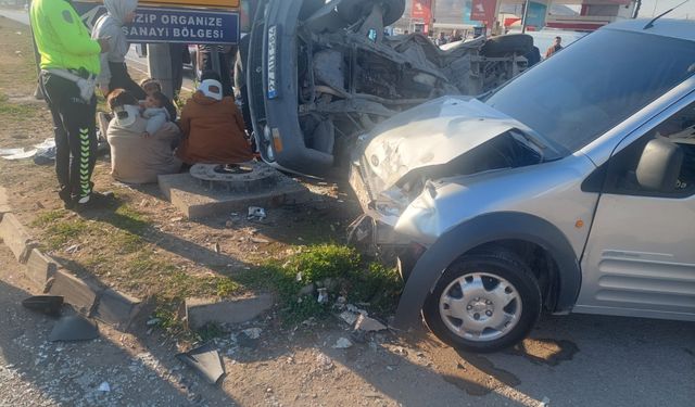 Gaziantep'te hafif ticari araç ile otomobilin çarpıştığı kazada 14 kişi yaralandı