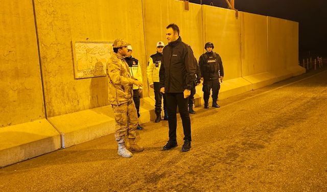 Hasankeyf Kaymakamı İmrak, yılbaşı gecesi görev yapan personelin yeni yılını kutladı