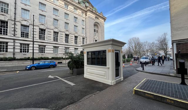 Karmod'un güvenlik kioskları, İngiltere'nin tarihi caddesinde kullanılıyor