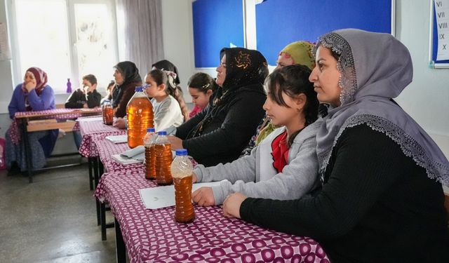 Kırsal mahallelerdeki ailelerden atık yağ ve pillerle geri dönüşüme katkı