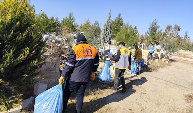 Mardin'de mezarlıklarda temizlik ve çevre düzenleme çalışması yapıldı