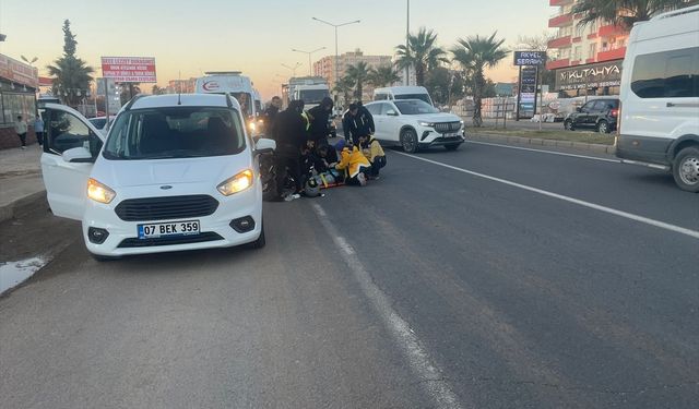 Mardin'de motosiklet ile hafif ticari aracın çarpıştığı kazada 1 kişi yaralandı