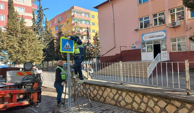 Mardin'de okul bölgelerinde yaya geçidi güvenliği için çalışma yapıldı