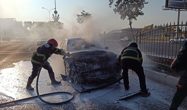 Şanlıurfa'da zincirleme kazaya karışan bir otomobilde yangın çıktı